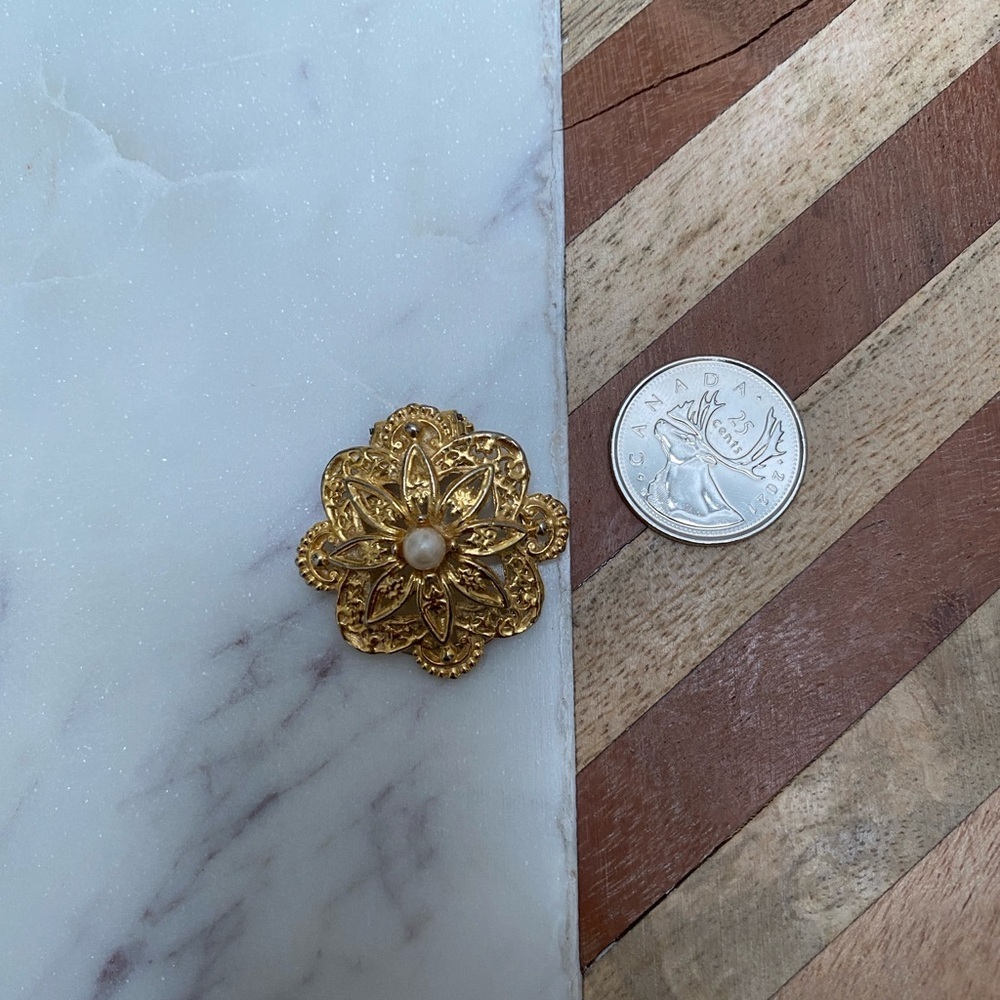 VINTAGE - Floral and Pearl Scarf Ring